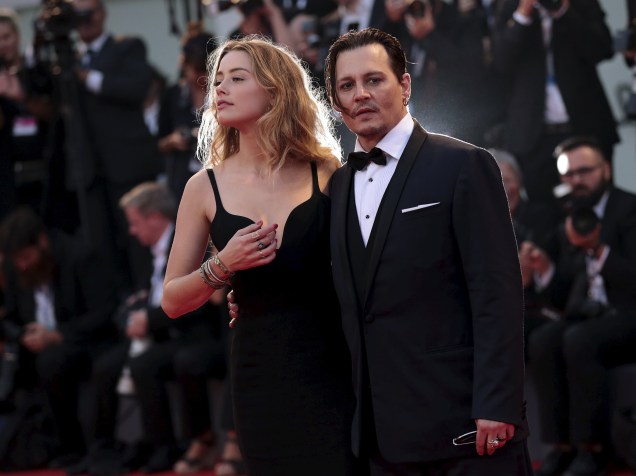 O ator Johnny Depp e sua esposa Amber Heard desfilam no tapete vermelho durante o Festival de Veneza 2015