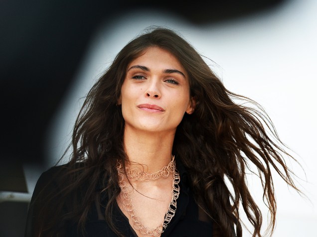 Atriz e modelo italiana Elisa Sednaoui acena ao chegar 72ª edição do Festival Internacional de Cinema de Veneza, na Itália
