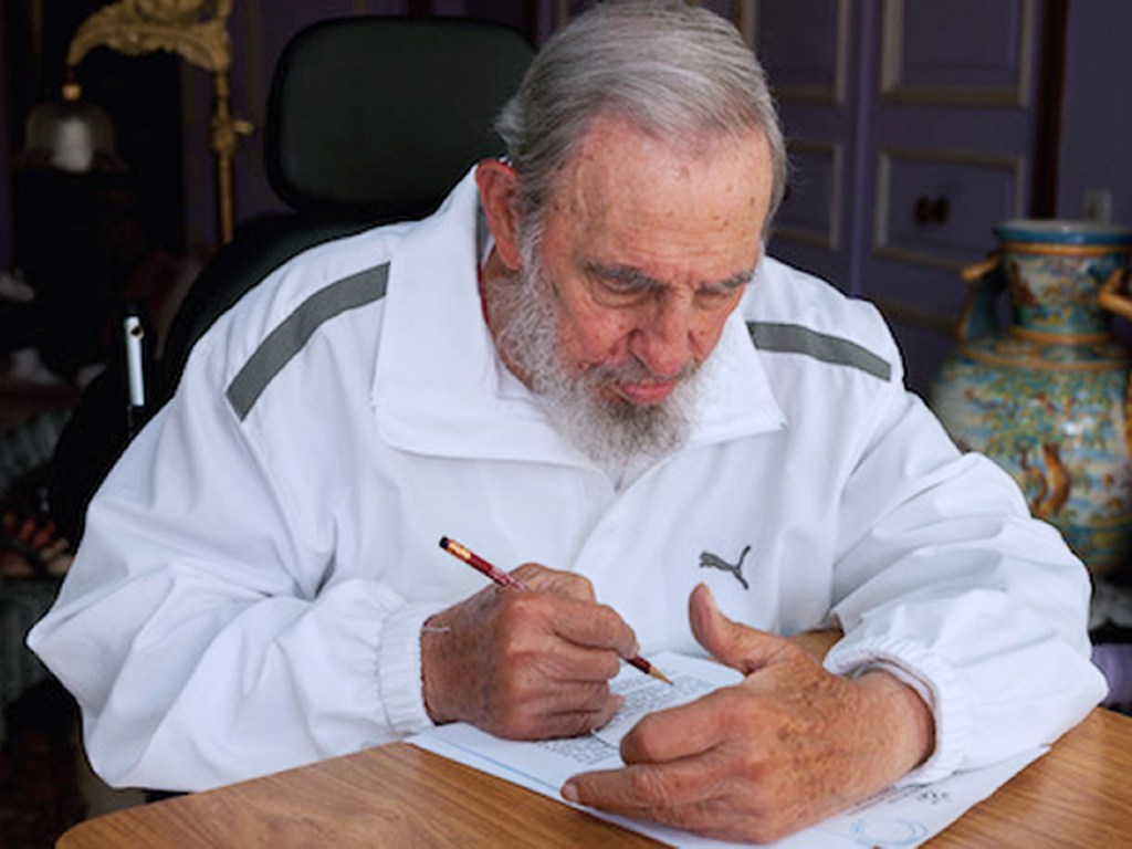 O ex-presidente cubano Fidel Castro, 88, apareceu em público pela primeira vez em mais de um ano