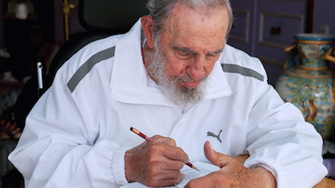 O ex-presidente cubano Fidel Castro, 88, apareceu em público pela primeira vez em mais de um ano