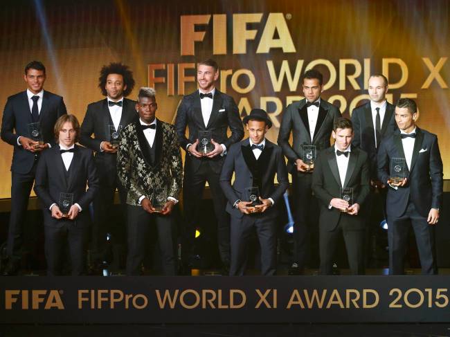 Com quatro brasileiros, seleção dos melhores do mundo do ano de 2015 posa para foto durante a premiação da Bola de Ouro da Fifa em Zurique, na Suíça