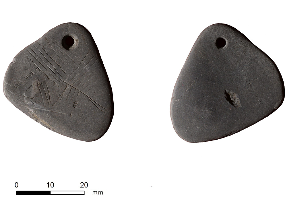 Outros artefatos contendo furos centrais também foram encontrados em Star Carr, mas o fato de que este triângulo tinha um pequeno orifício em uma das pontas (e não no centro) faz os estudiosos pensarem que ele foi pendurado, utilizado como um colar