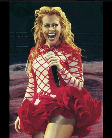 Joelma desfila look verão da Rainha Vermelha, de Alice no País das Maravilhas
