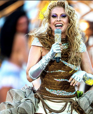 No melhor estilo high-low, a cantora mistura o luxo do prateado com texturas de elementos cotidianos, como cordas e telas que poderiam ser usadas em construção civil