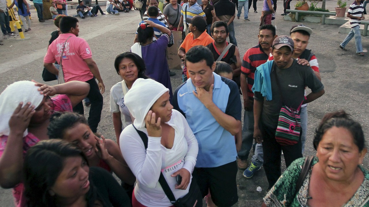 Venezuelanos fazem fila em supermercados na cidade de Maracaibo