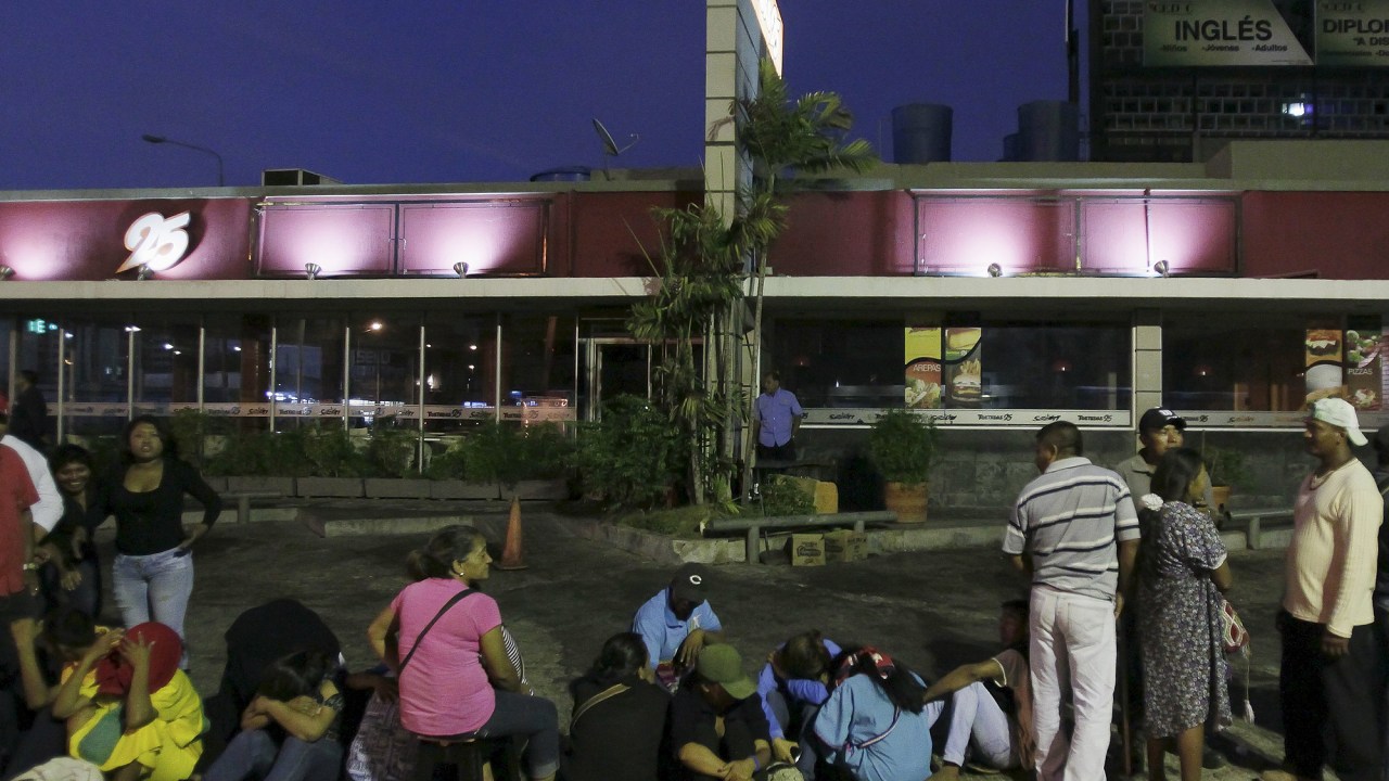 Venezuelanos fazem fila em supermercados na cidade de Maracaibo
