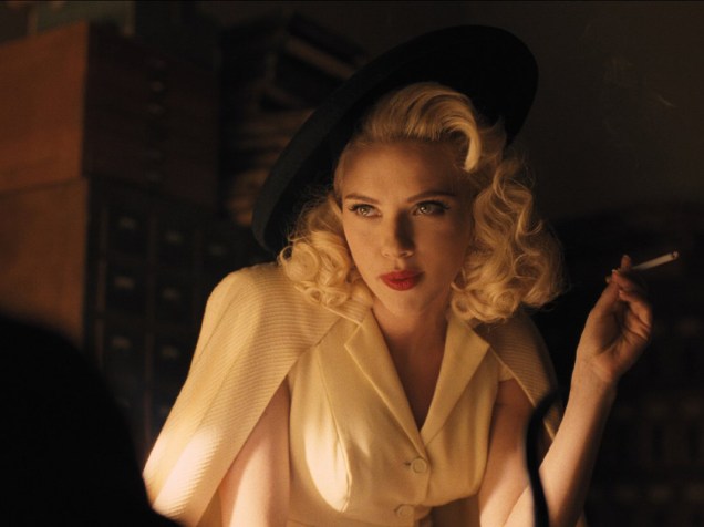Cena do filme Ave, César!, em que Scarlett Johansson interpreta uma fatal estrela de cinema dos anos 1950