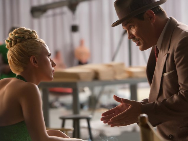 DeeAnna Moran (Scarlett Johansson) e Eddie Mannix (Josh Brolin) no filme Ave, César!