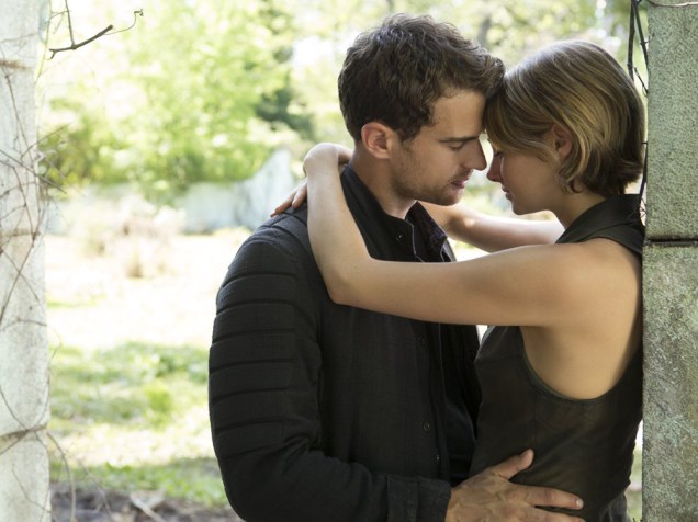 Tris (Shailene Woodley) e Quatro (Theo James) no filme Série Divergente: Convergente