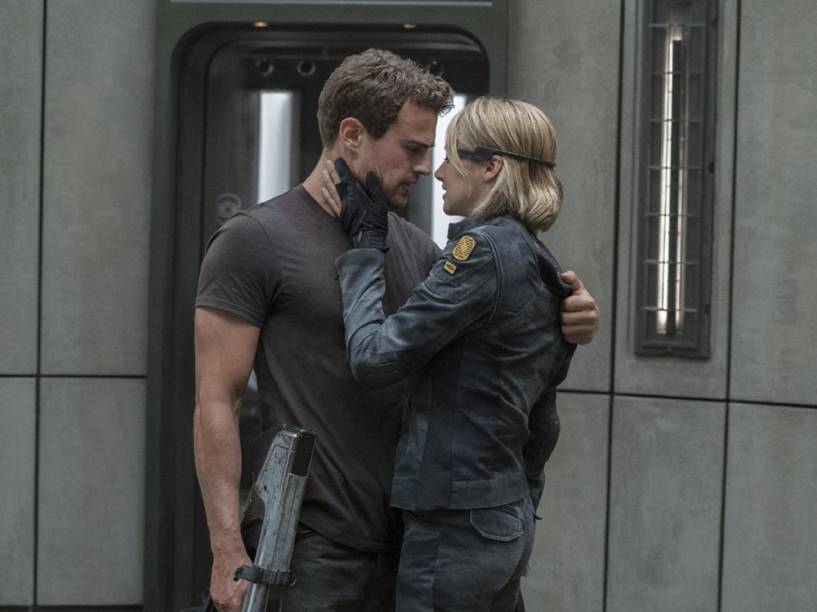 Tris (Shailene Woodley) e Quatro (Theo James) no filme Série Divergente: Convergente