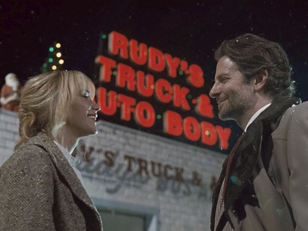 Jennifer Lawrence e Bradley Cooper em Joy: O Nome do Sucesso