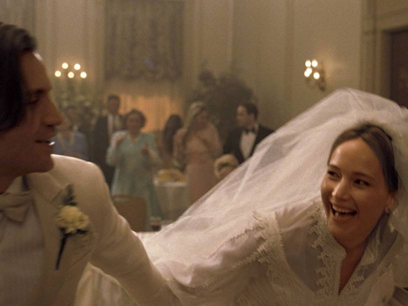 Jennifer Lawrence e Edgar Ramírez em cena do filme Joy: O Nome do Sucesso