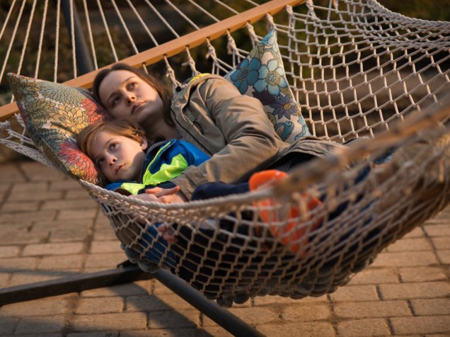 Joy (Brie Larson) e Jack (Jacob Tremblay) no filme O Quarto de Jack