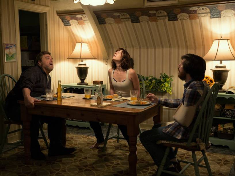 Howard (John Goodman), Emmett (John Gallagher Jr.) e Michelle (Mary Elizabeth Winstead) em cena do filme Rua Cloverfield, 10