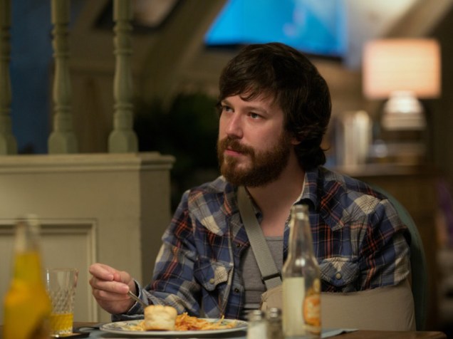 Emmett (John Gallagher Jr.) em cena do filme Rua Cloverfield, 10