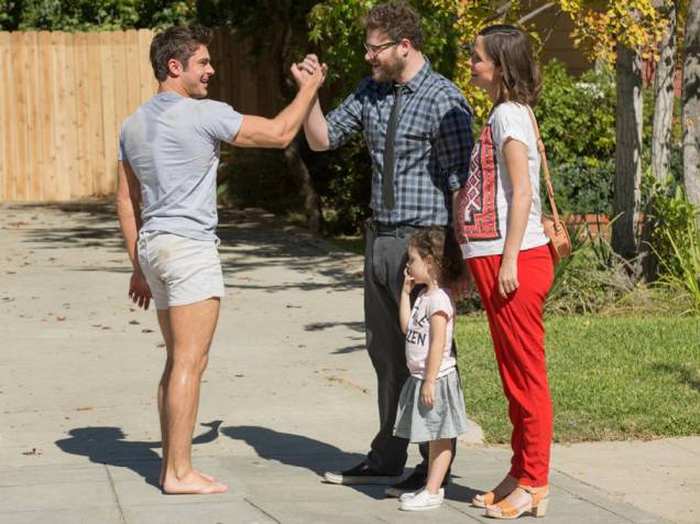 Kelly Radner (Rose Byrne), Mac Radner (Seth Rogen), a pequena Stella (Zoey Vargas) e Teddy Sanders (Zac Efron) em cena do filme Vizinhos 2