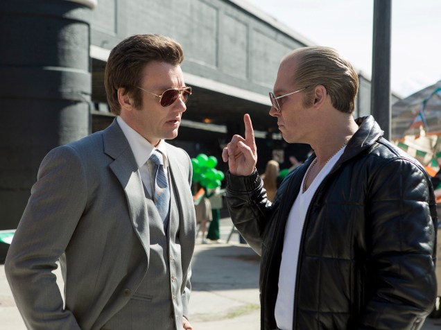 Joel Edgerton e Johnny Depp em cena do filme Aliança do Crime