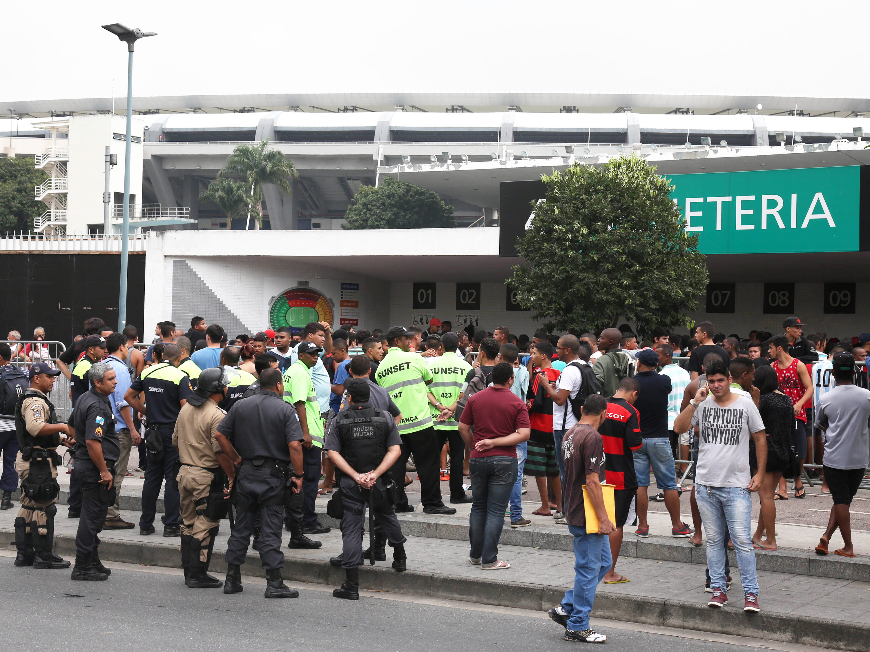 Torcida do flamengo provoca tumulto durante compra de ingressos para o jogo contra o Santos