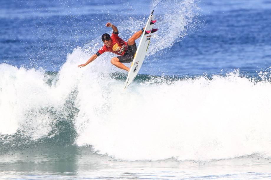 O paulista Flavio Nakagima no SuperSurf 2015, em Maresias