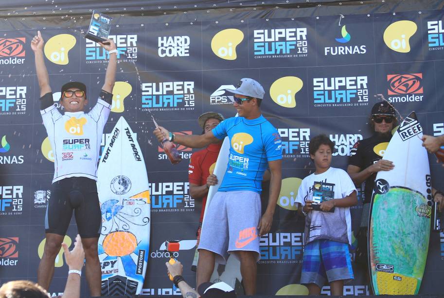 Flavio Nakagima comemora vitória em etapa do SuperSurf