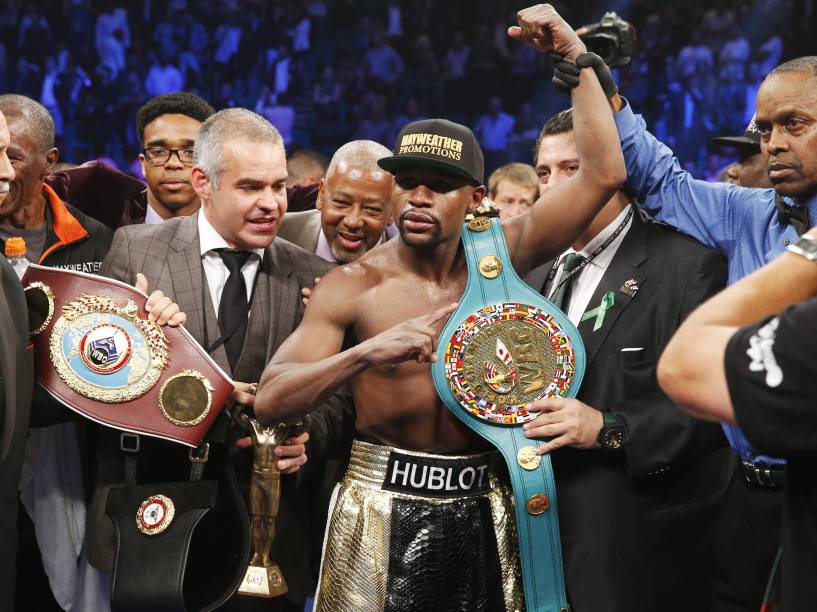 Floyd Mayweather comemora depois de derrotar Manny Pacquiao