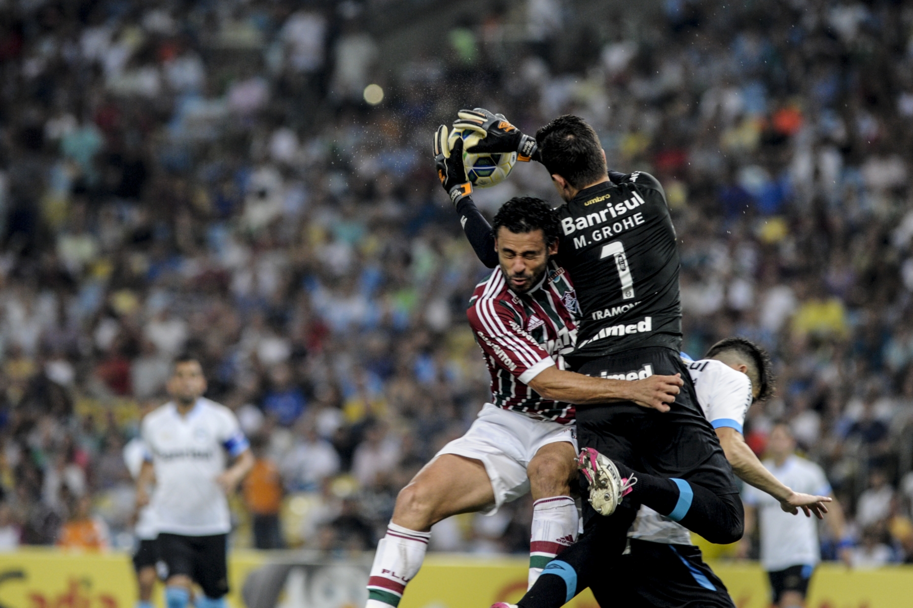 Fred esbarra no goleiro Marcelo Grohe durante o jogo Fluminense e x Grêmio, pela quartas de final da Copa do Brasil