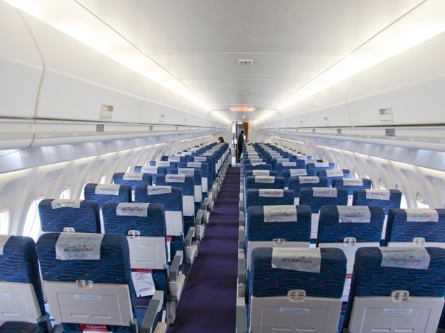 Interior de um Fokker 100 da Avianca, que tem capacidade de até 100 passageiros