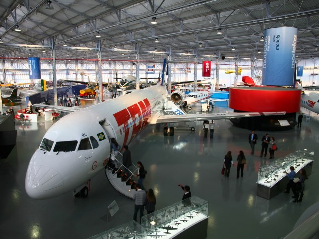 O museu da TAM em São Carlos tem um Fokker 100 em exposição aos visitantes