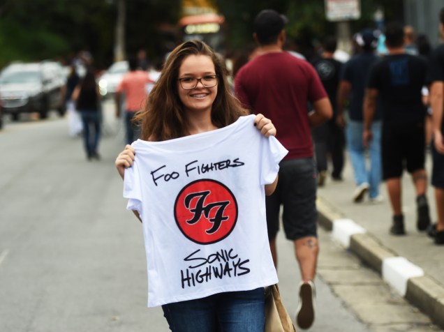 Fã chega para o show do Foo Fighters no estádio do Morumbi, em São Paulo