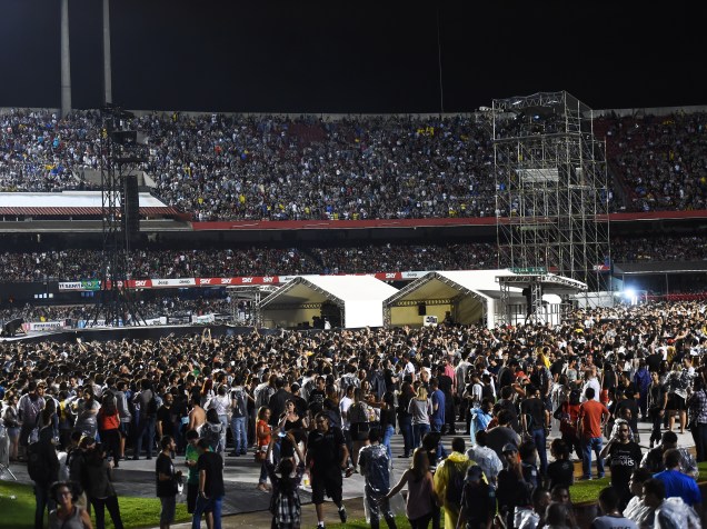 Fãs acompanham show da banda Foo Fighters no estádio do Morumbi, na capital paulista, na noite desta sexta-feira (23)