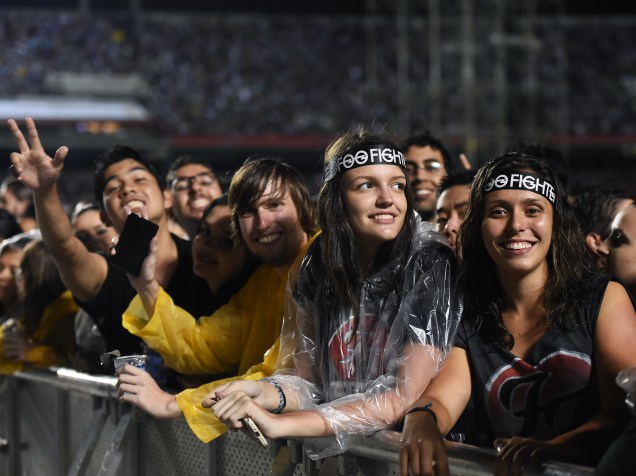 Fãs acompanham show da banda Foo Fighters no estádio do Morumbi, na capital paulista, na noite desta sexta-feira (23)