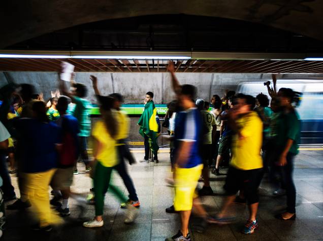 Manifestantes usam o metrô para participar do protesto contra o governo Dilma e a corrupção na Petrobras, na avenida Paulista - 15/03/2015