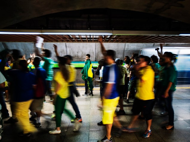 Manifestantes usam o metrô para participar do protesto contra o governo Dilma e a corrupção na Petrobras, na avenida Paulista - 15/03/2015