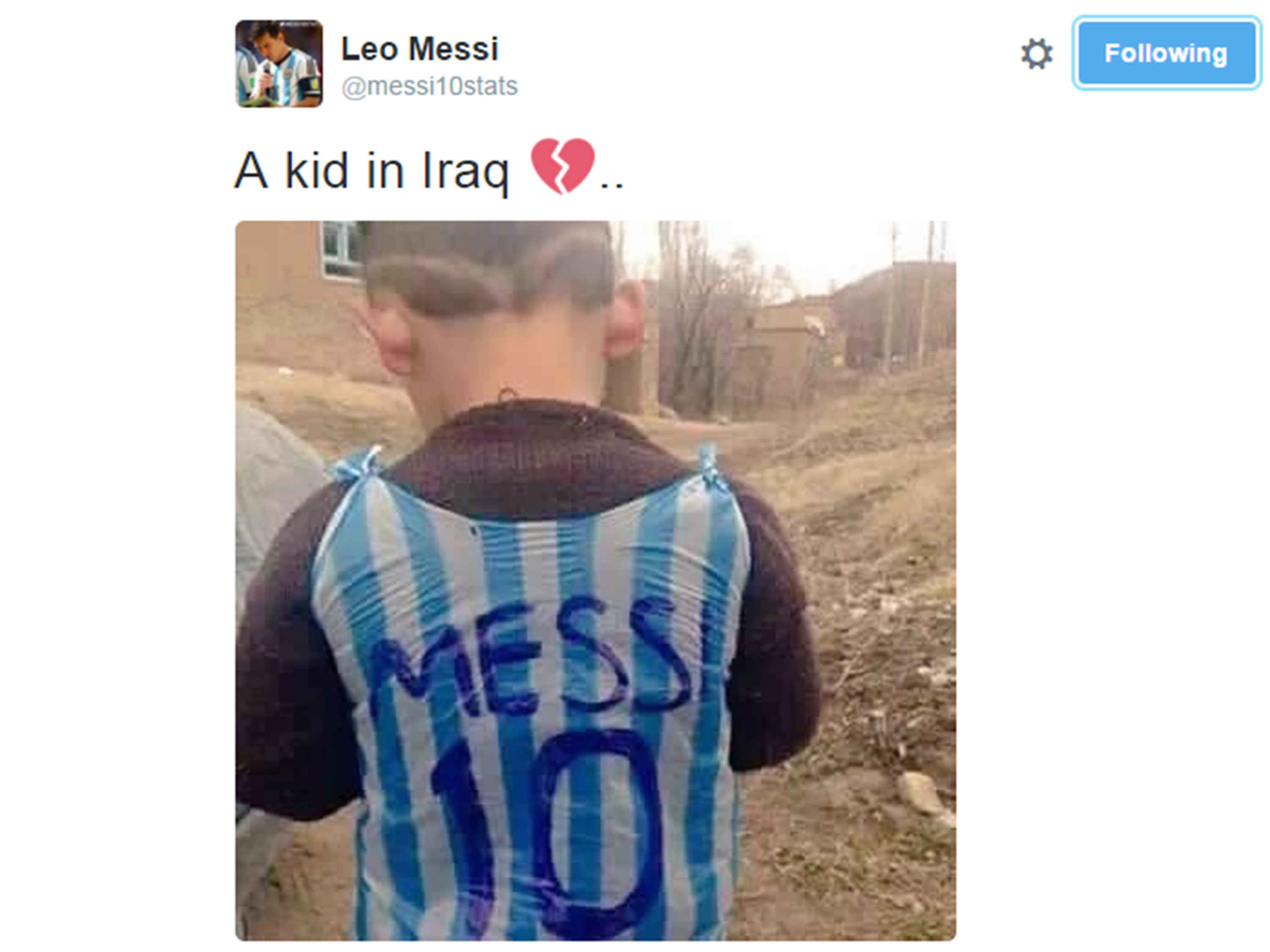 Foto de um menino iraquiano com uma camisa improvisada do craque argentino Lionel Messi viraliza nas redes sociais