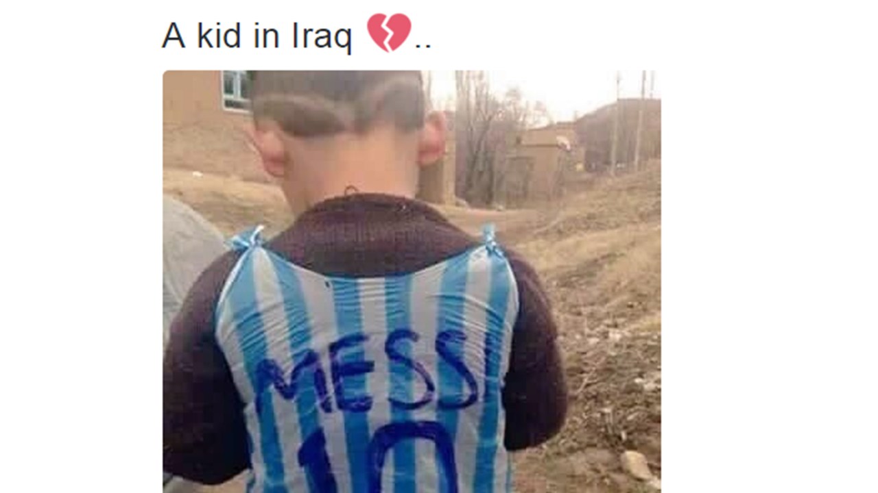 Foto de um menino iraquiano com uma camisa improvisada do craque argentino Lionel Messi viraliza nas redes sociais