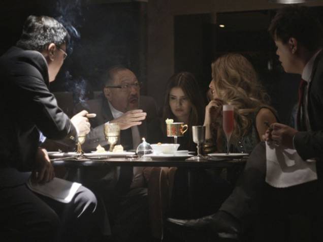 Angel (Camila Queiroz) fica constrangida durante jantar com executivo em Verdades Secretas