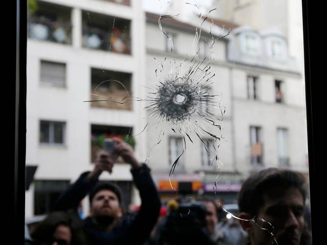 Jornalistas trabalham um dia após o atentado em Paris
