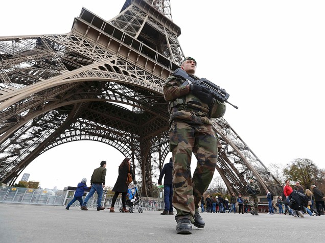 Forte esquema de segurança na Torre Effeil em Paris