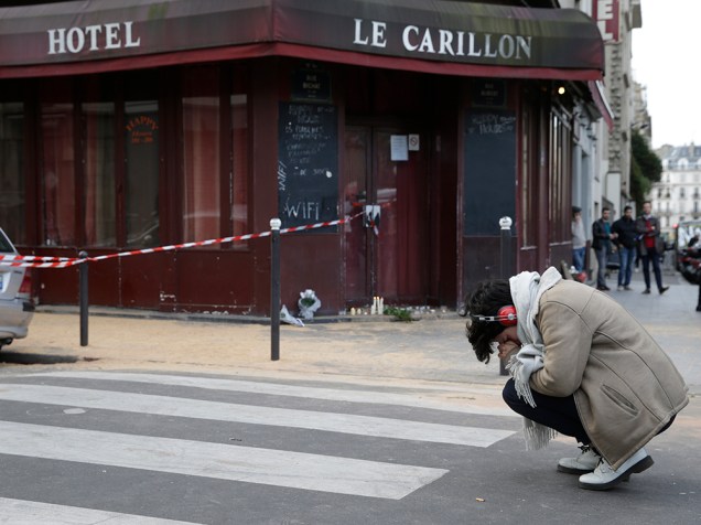 Um dos locais dos atentados na noite de sexta-feira em Paris