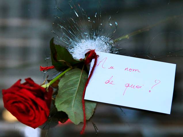 Em Paris, flor é colocada em buraco de bala