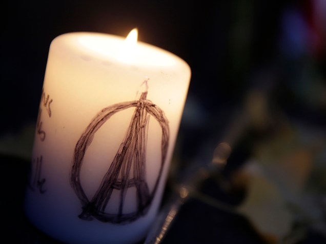 Homenagens nos locais dos atentados em Paris