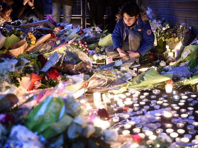 Homenagens nos locais dos atentados em Paris