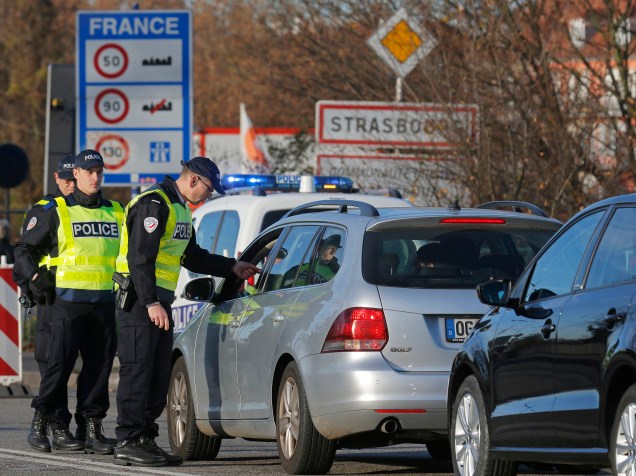 Polícia francesa verifica documentos de motoristas nesta segunda-feira (16) na fronteira com a Alemanha em Estrasburgo