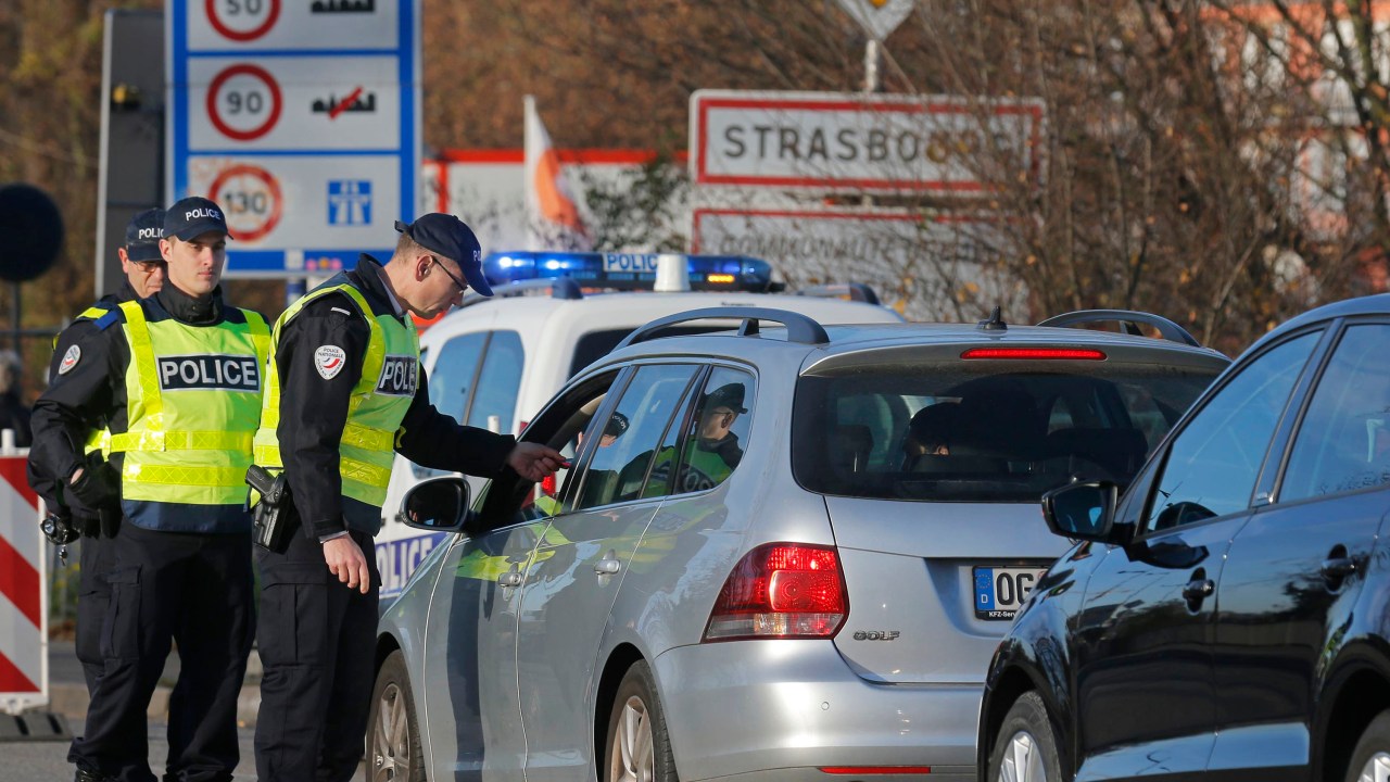 Polícia francesa verifica documentos de motoristas nesta segunda-feira (16) na fronteira com a Alemanha em Estrasburgo