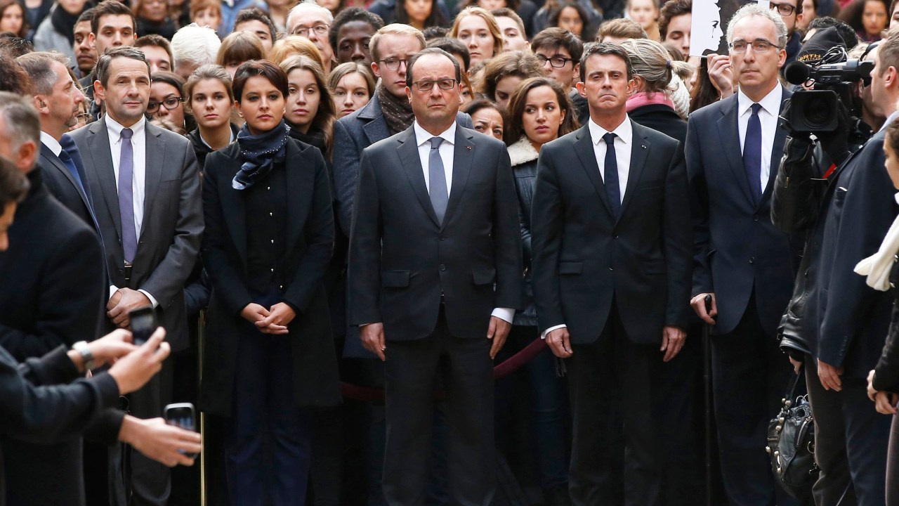 Acompanhado por ministros de seu governo na Universidade de Sorbonne, em Paris, o presidente da França, François Hollande, presta minuto de silêncio em homenagem às vítimas dos ataques