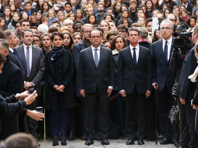 Acompanhado por ministros de seu governo na Universidade de Sorbonne, em Paris, o presidente da França, François Hollande, presta minuto de silêncio em homenagem às vítimas dos ataques