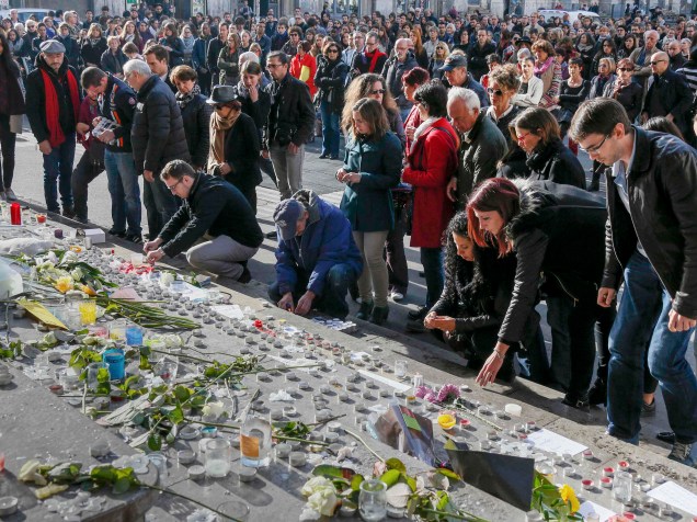 Pessoas prestam homenagem às vítimas dos atentados terroristas em Paris