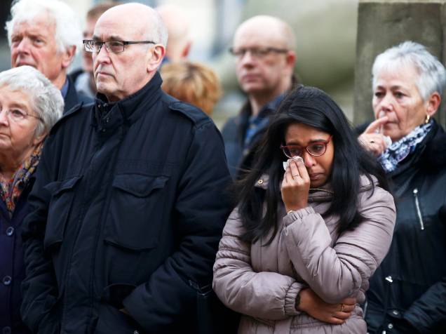 Pessoas prestam minuto de silêncio em homenagem às vítimas dos atentados terroristas de Paris no St Georges Hall em Liverpool, Inglaterra