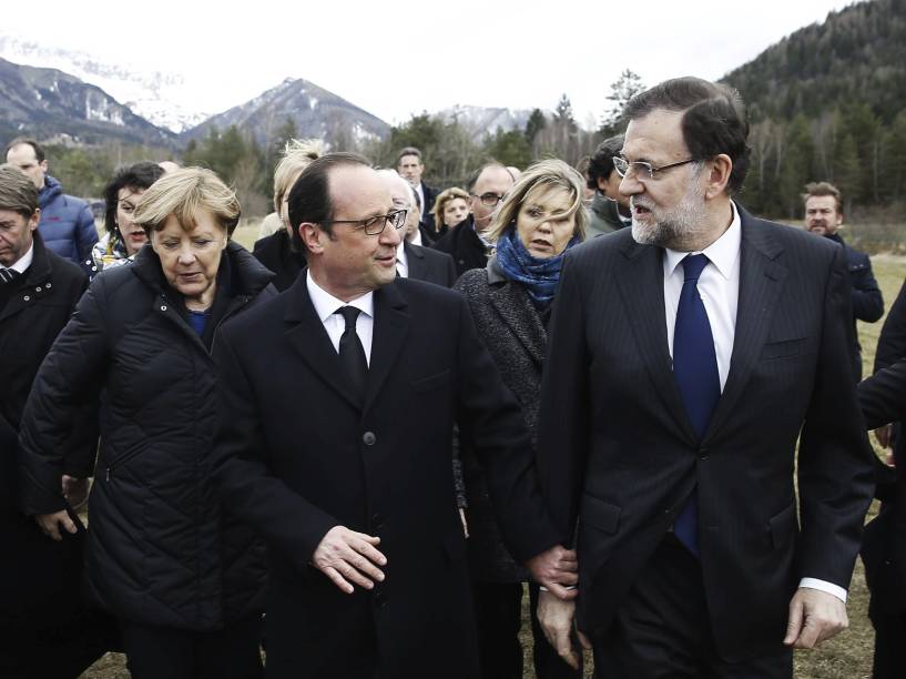 <p>O presidente da França, François Hollande, a chanceler da Alemanha, Angela Merkel, e o chefe de governo da Espanha, Mariano Rajoy, se reuniram no local da tragédia com o Airbus A320 da Germanwings, em Seynes-les-Alpes, na França</p>