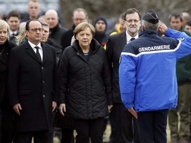 <p>O presidente da França, François Hollande, a chanceler da Alemanha, Angela Merkel, e o chefe de governo da Espanha, Mariano Rajoy, se reuniram no local da tragédia com o Airbus A320 da Germanwings, em Seynes-les-Alpes, na França</p>